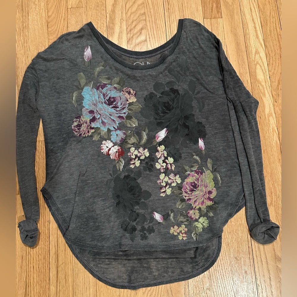 CHA SOR CHARCOAL GREY WITH FRONT FLORAL DESIGN SEMI SHEER SCOOP NECK PULLOVER(S)